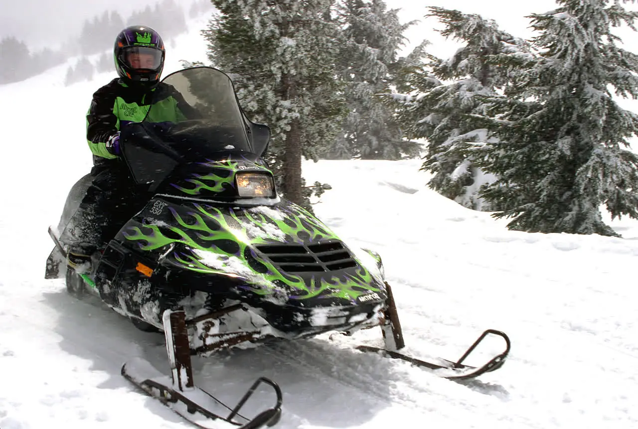 Снегоход на зимнем лесном маршруте